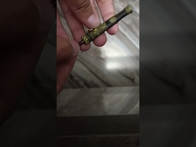 Vídeo relacionado con 9pcs Mini Espada 4.7 Antiguo Espada Llavero aleación de Zinc Cadena de Llave Antigua patrón de decoración de la Vaina del Llavero sin Cortar Modelo para Hombres Mujeres