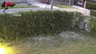 Donna sfregiata con l'acido: il video pochi istanti prima dell'aggressione