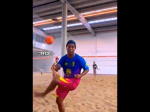 RONALDINHO GAÚCHO fazendo MAGIA no futevôlei 🧙‍♂️ #shorts