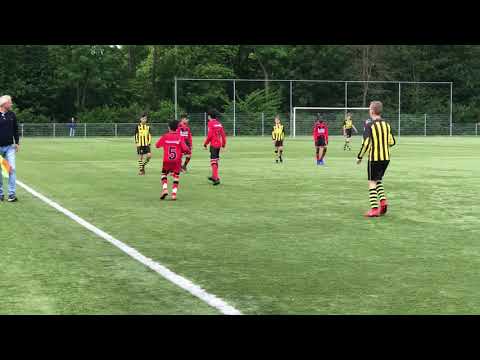 Dimiani Vianello gives a perfect sized assist at his match with vv Wilhelmus JO15-2