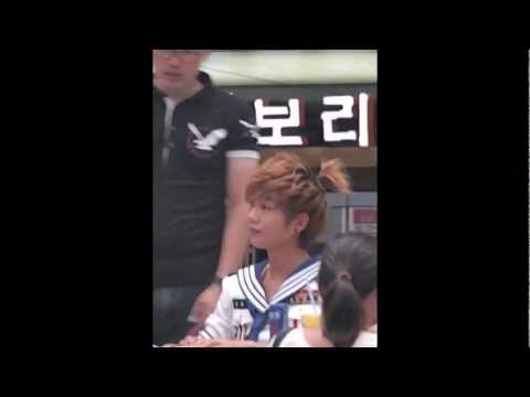 [FANCAM] 120806 Led apple Busan Fansign - Kwangyeon received a surprising gift from fan