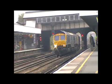 Perfect Timing At Tonbridge! 66729 Arrives At The Same Time As 66844 + 73201 + 66410 & 66843
