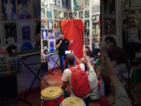 MOMENTO EN QUE LLEGA  EL VESTIDO DE CELIA CRUZ AL MUSEO DE LA SALSA EN CALI, COLOMBIA. AZUCARRR!!!!