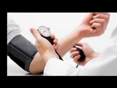 Diabetes und Bluthochdruck Macht Blutdruckmessung an verschiedenen Händen