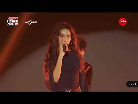 Marina Sena apresentando "Ombrim" no Zepelim Festival.