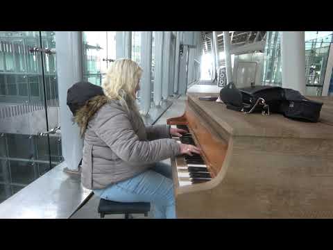Gabrielle Smit op de Stations Piano van Utrecht Centraal met nummer Gavin James always