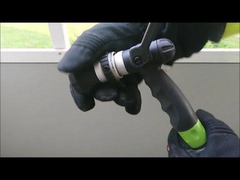 Feuerwehrs bei der Gartenarbeit