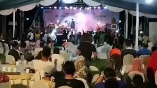Download lagu Video Detik detik Tsunami menerjang saat konser band seventeenbandid di pantai carita mp3