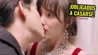 🔥CHICA SE BURLA DEL JOVEN MÁS ARROGANTE Y RICO DEL PAIS, PERO LA 0BLIGA A CASARSE CON- Mejor Resumen