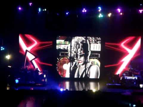 Rihanna Please don't stop the music live