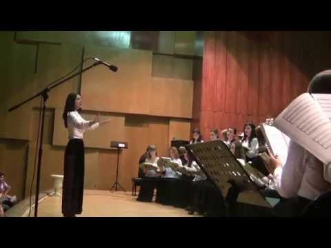 Theodora dirijeaza corul "Juventus Academica"