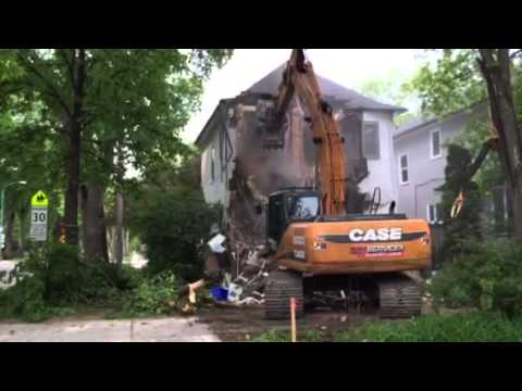 House is being demolished yet no safety fence is in place