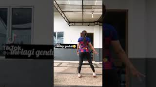 Download lagu TANTE SINA PAMER BOKONG SEMOK😋😋😋 mp3