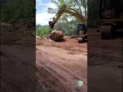 #Tolima |🪨Caída de gigantesca roca generó bloqueo total en la vía que comunica a Ataco con Planadas🚧