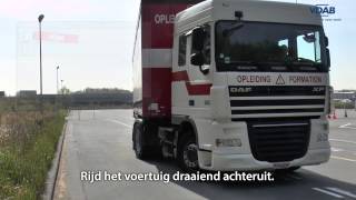 Download lagu manoeuvre CE Achteruitrijdend een bocht maken, achteruit rijden tot tegen de laadkaai mp3