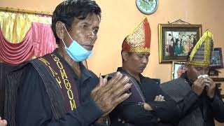 Download lagu Sari Matua traditional ceremony Giving ulos saput and ulos tujung mp3