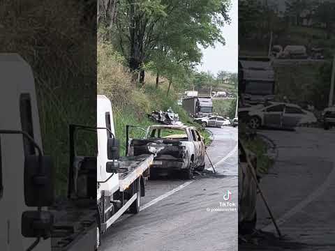 Acidente grave na rodovia: Caminhonete fica totalmente carbonizada em sinistro com múltiplos veículos