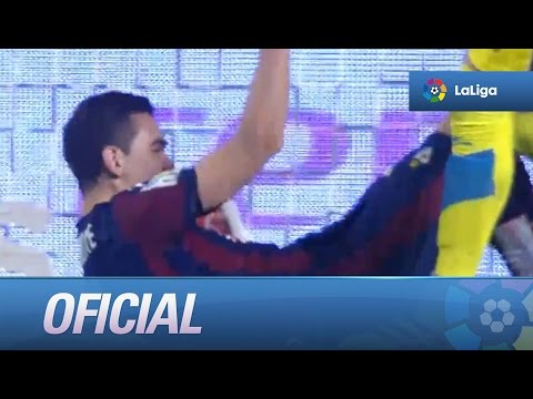 Cabezazo forzado de Escalante que se marcha alto