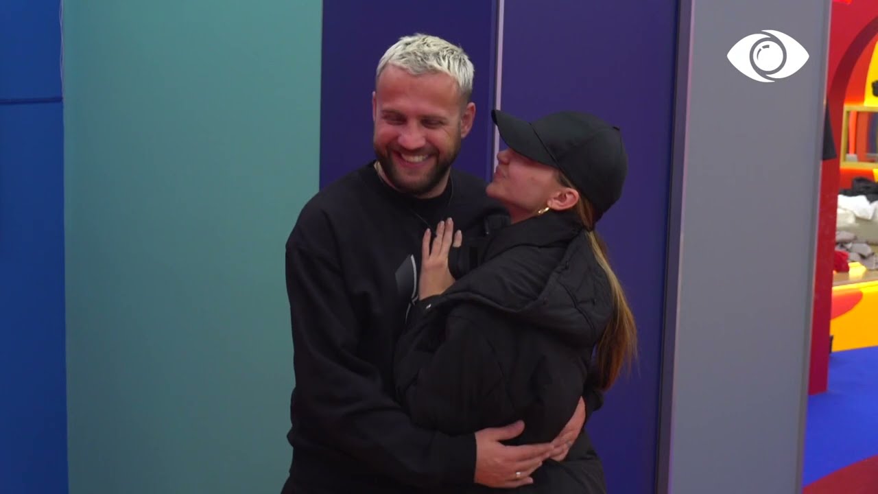 Luizi dhe Kiara pozojnë krah njëri-tjetrit dhe komentojnë tiparet e tyre