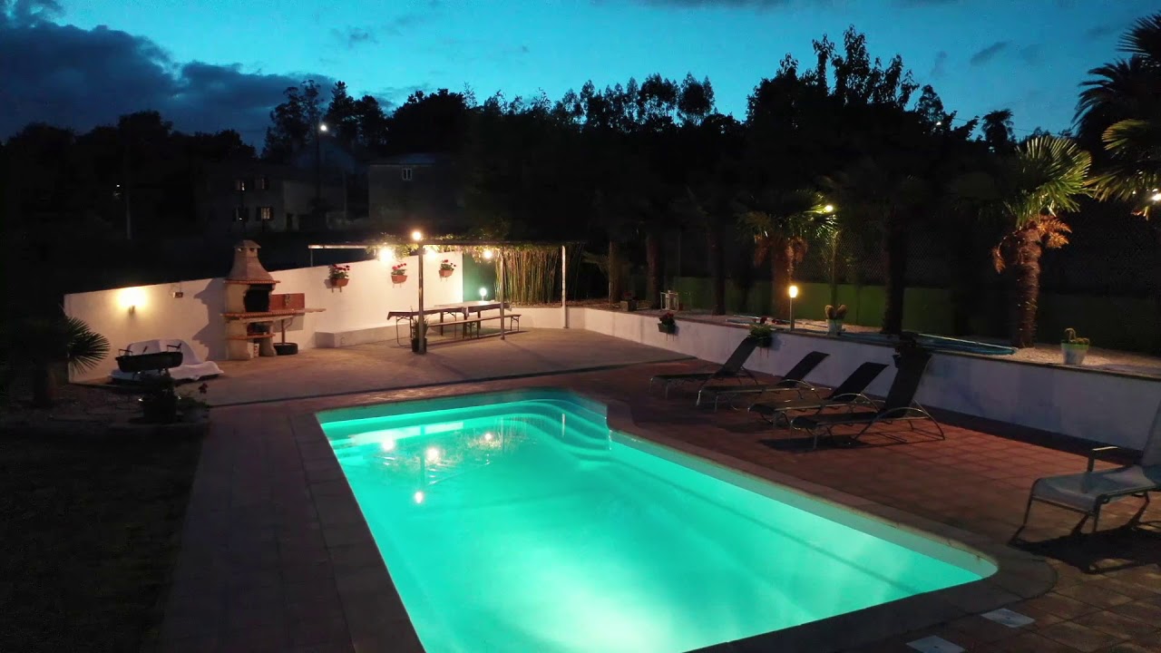 Vídeo de la piscina de noche iluminada