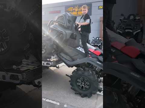 Со второй попытки👏🏼 Дима загнал папин новый Segway  в машину🚜познает «умный газ» на практике