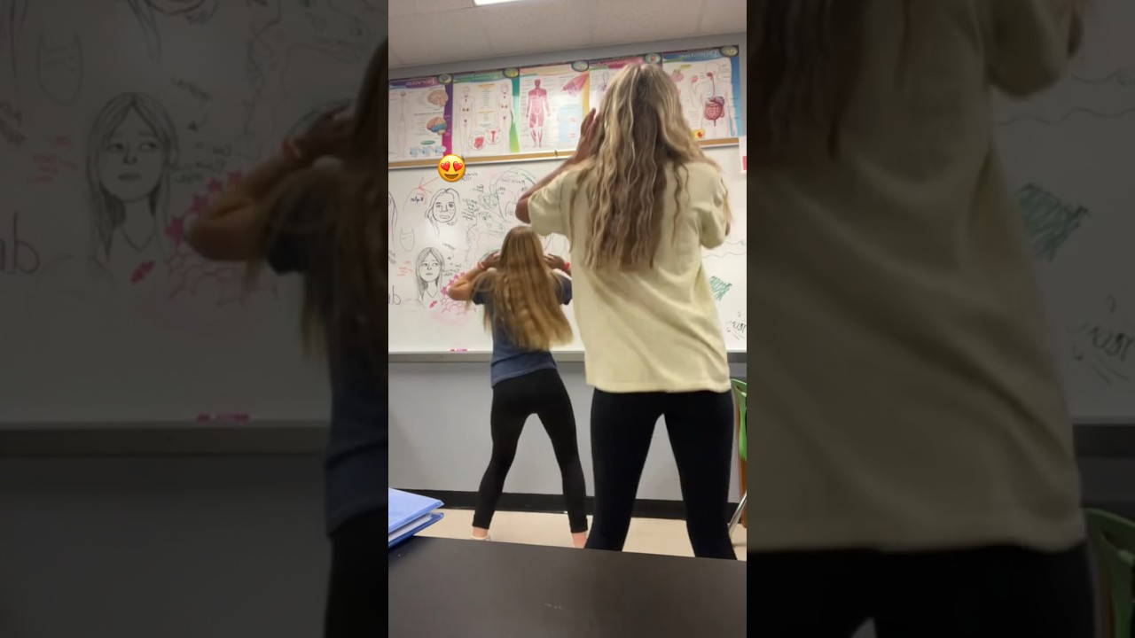 Left or right? #gyat #girls #tiktokviral #pink #itgirl #goon #gooner #gooner4life #goons