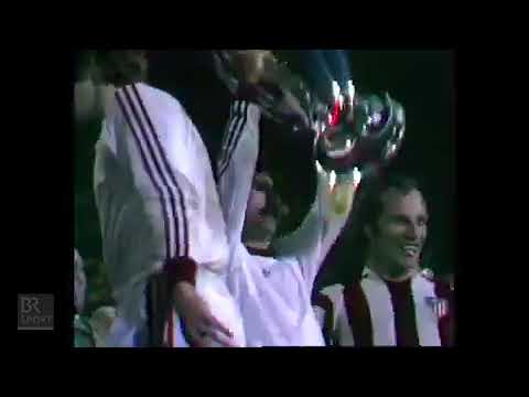 1974 gewinnt der FC Bayern München erstmals den Europapokal der Landesmeister gegen Atletico Madrid