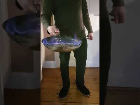 Far laver sovsen. Nu med flammer! Store flammer!