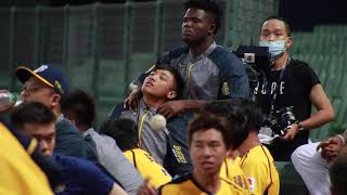 [現場] 德保拉幫吳俊偉按摩