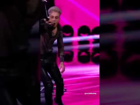 CHIELLO DEI FSK CADE SOPRA IL PALCO DI XFACTOR