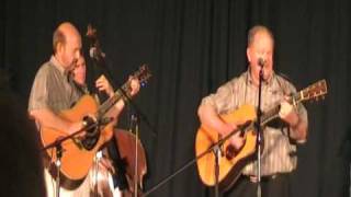 Tom O´Donnell singing "Longest beer of the night" with George Grove.