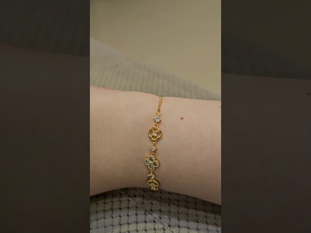 اسوارة باندورا وردات ذهبية مرصعة باحجار