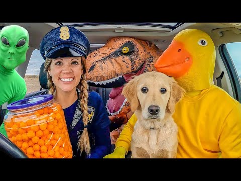 ¡La policía le roba un cachorro a un patito de goma y a un extraterrestre en una persecución en a...