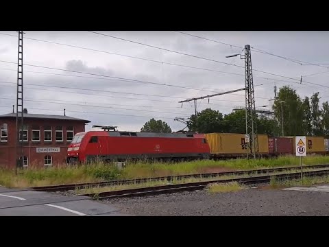 Freight train class 152 rolls over Emmerthaler railway crossing