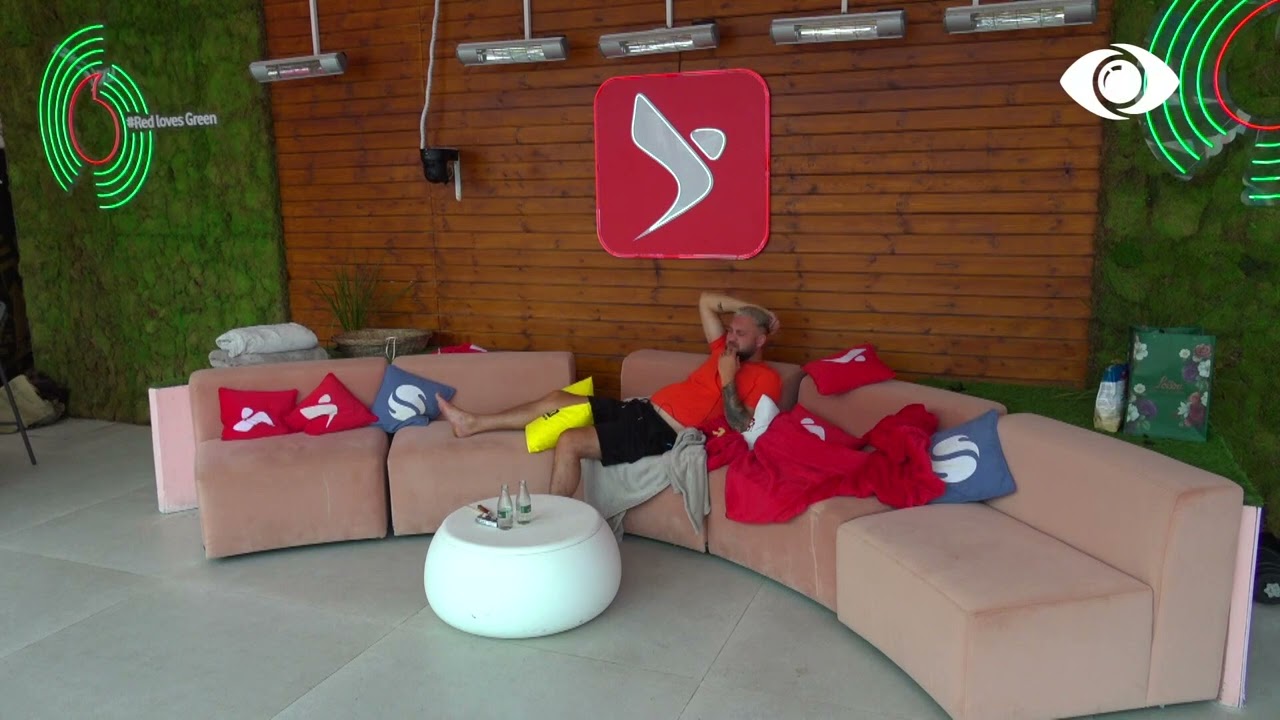 Luizi qëndron vetëm në verandë dhe përlotet