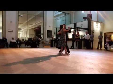  Ana Migoni  and  Luis Romero Berruti  are  dancing  to  the  tango  "  El ultimo café  "  by  Juan D'Arienzo
