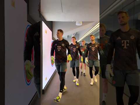 Manuel Neuer, Jonas Urbig and Sven Ulreich going to warm up | Stuttgart vs Bayern | Supercup 2025