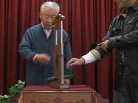 Arm Guillotine by Mikame - Trick