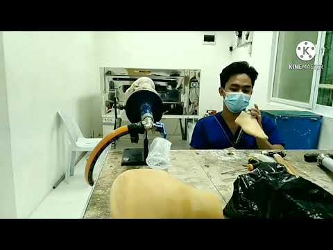 Ampute na gumagawa ng prosthetic leg.