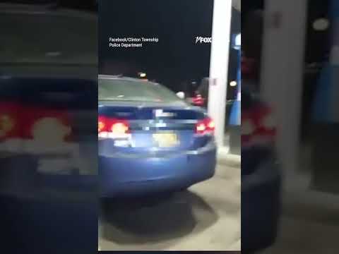 THE EXTRA MILE: Officer spots driver stranded and pushes her car to safety #shorts #usa #us