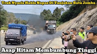 Download lagu Nearly Out of Breath! Vehicles Smoke While Crossing the Batu Jomba Slope mp3