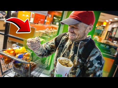 COISAS VALIOSAS QUE ESSE MORADOR DE RUA ENCONTROU