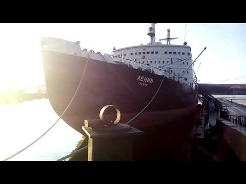 Морской порт и ледокол Ленин