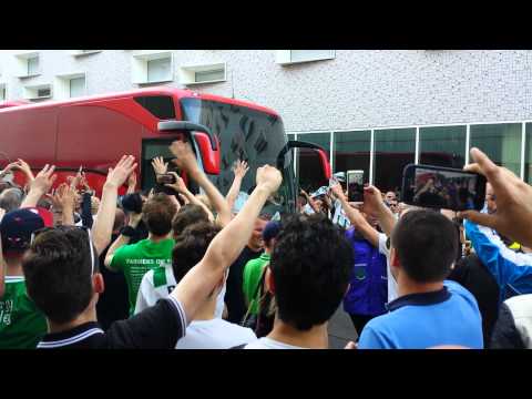 Spelersbus AZ vertrekt bij de Euroborg