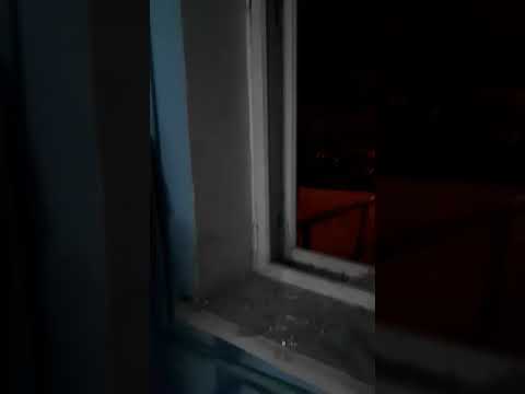 Вот так наркоманы лезут в окно в пять утра!