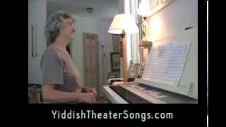 Beser iz tsu blaybn a moyd (A yor nokh mayn khasene) - Yiddish theater song with English subtitles