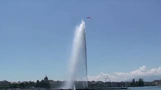 preview picture of video 'Crazy Geneva Jet Flight - Paraglider pilot flies through the Geneva water jet'