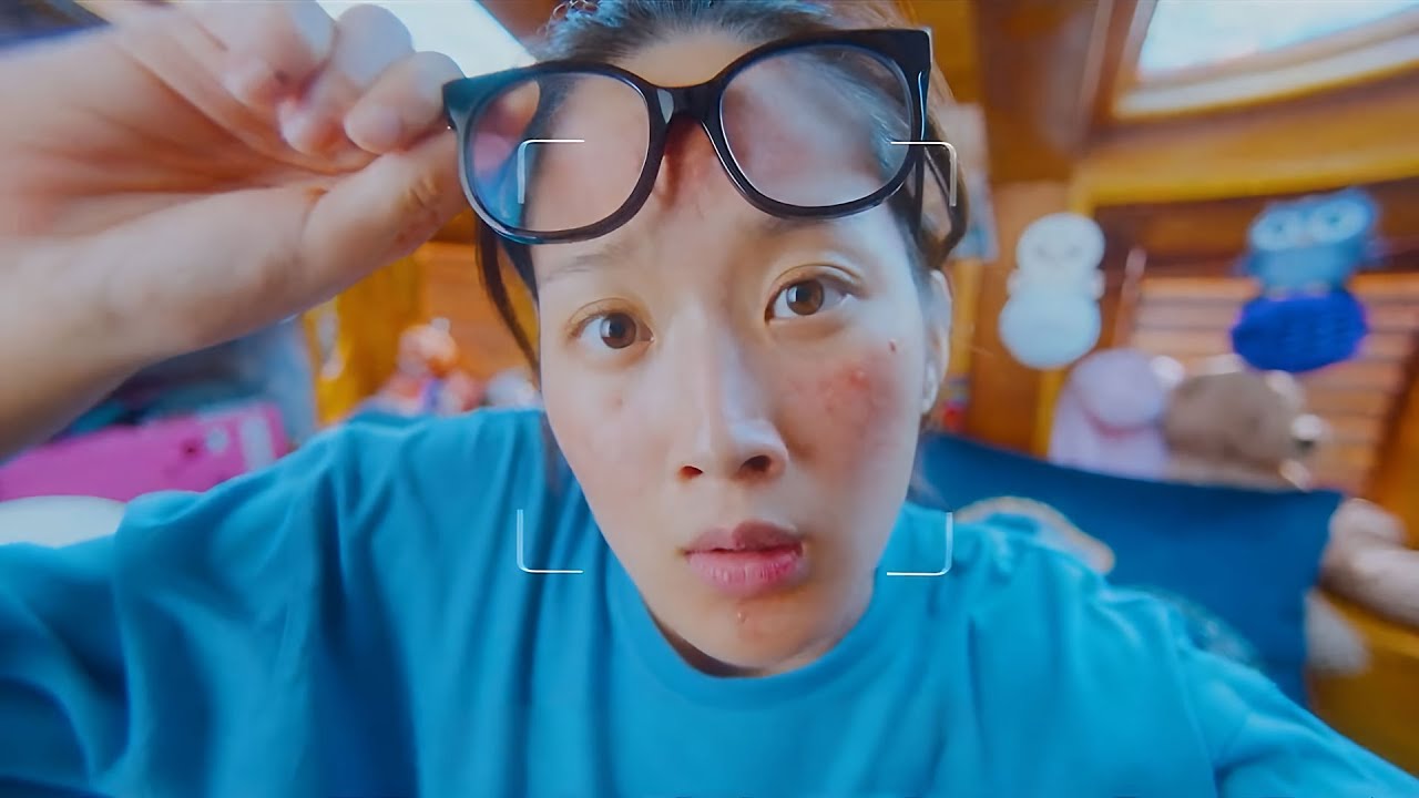 The plain girl never expected to be flirted with by two handsome guys at the same time.