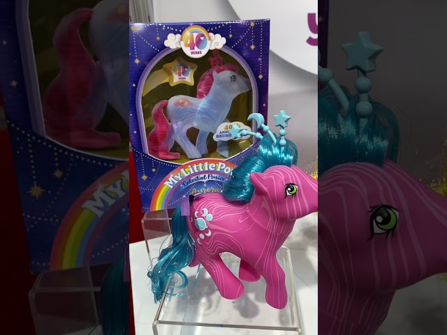 Vídeo relacionado con Basic Fun My Little Pony, Poni de Peluche Firefly del 40 Aniversario, 35331, Regalos de Caballos Retro para niños y niñas, Juguetes de Peluche de Unicornios para niños y niñas de a Partir de 3 años
