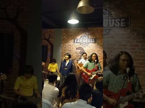 White Shoes & The Couples Company Roman Ketiga Live at EAR House June 2019